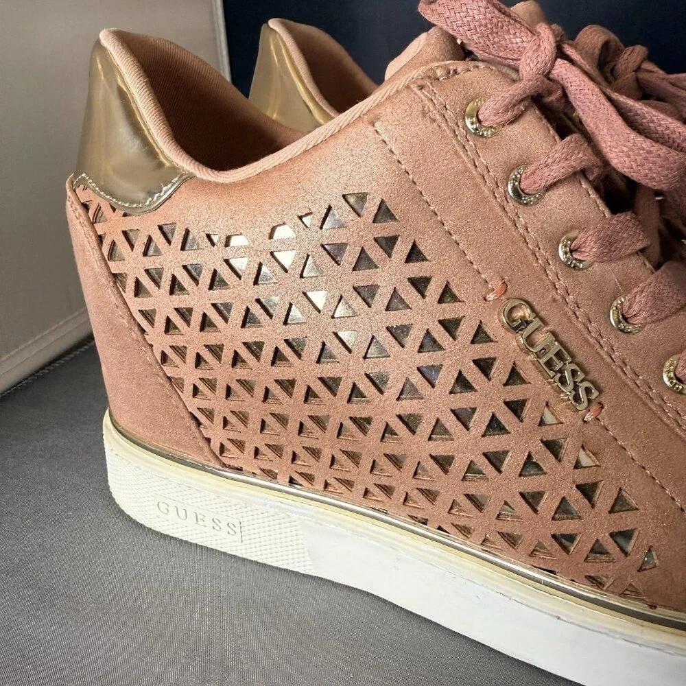 GUESS Women's Size 9.5 FLOWURS7 Pink Rose Gold Hidden Wedge Sneakers - Picture 4 of 5